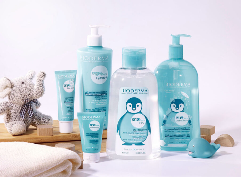 Produits pour bébé Bioderma sur une table.