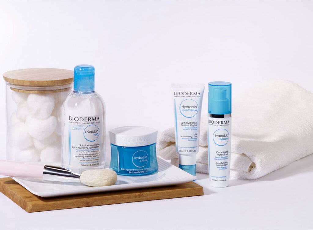 Produits de soins Bioderma Hydrabio sur un plateau.
