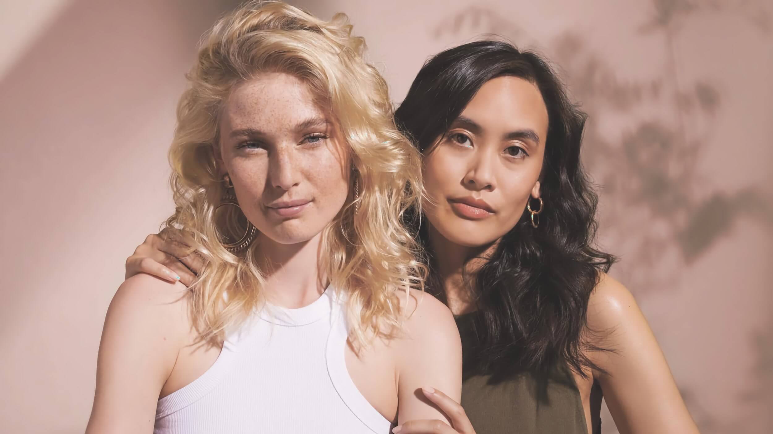 Deux femmes sur fond rose clair