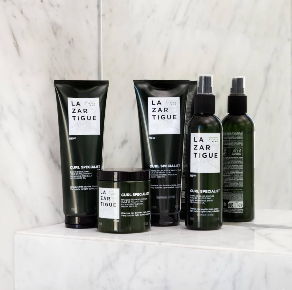 Produits capillaires Lazartigue pour cheveux bouclés sur étagère.