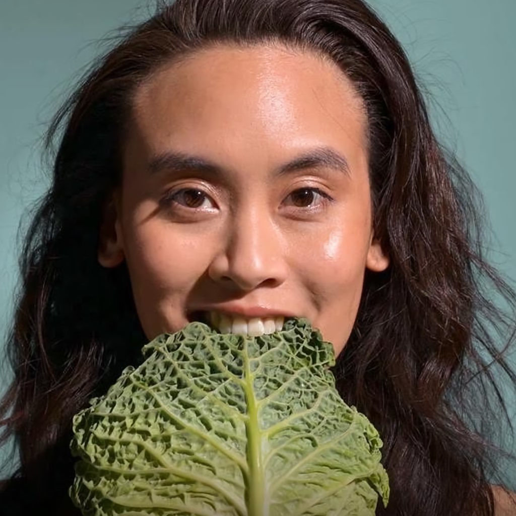 Femme souriante avec chou vert