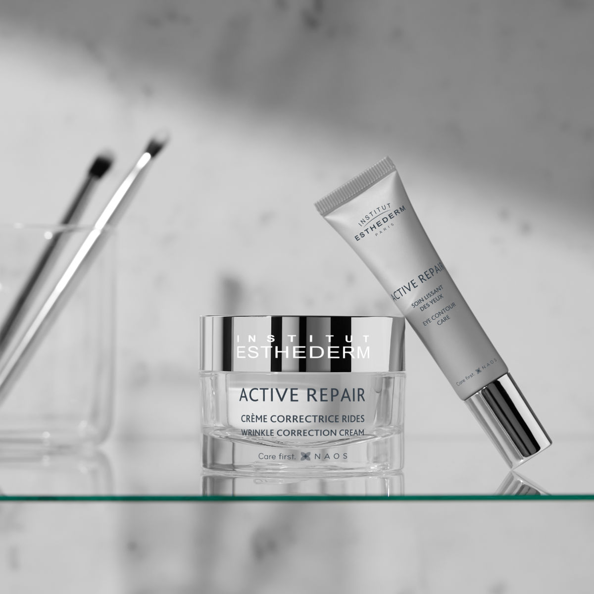 Produits de soin Esthederm sur une étagère.