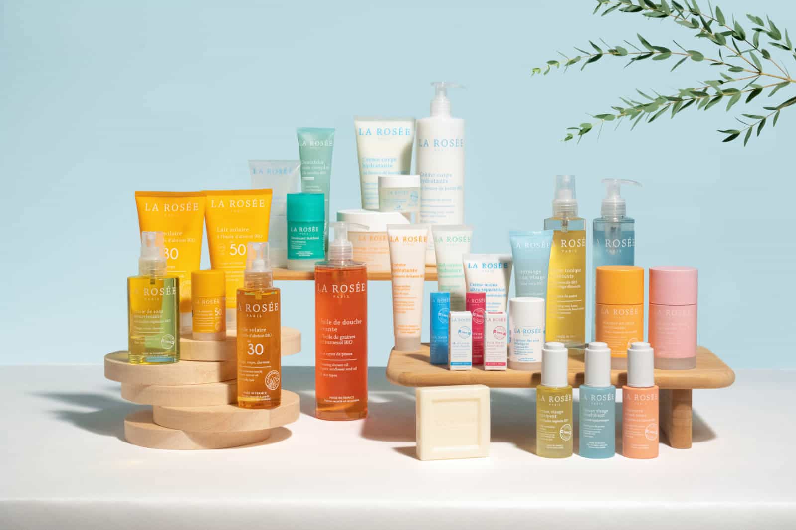 Produits de soin La Rosée sur présentoirs en bois.