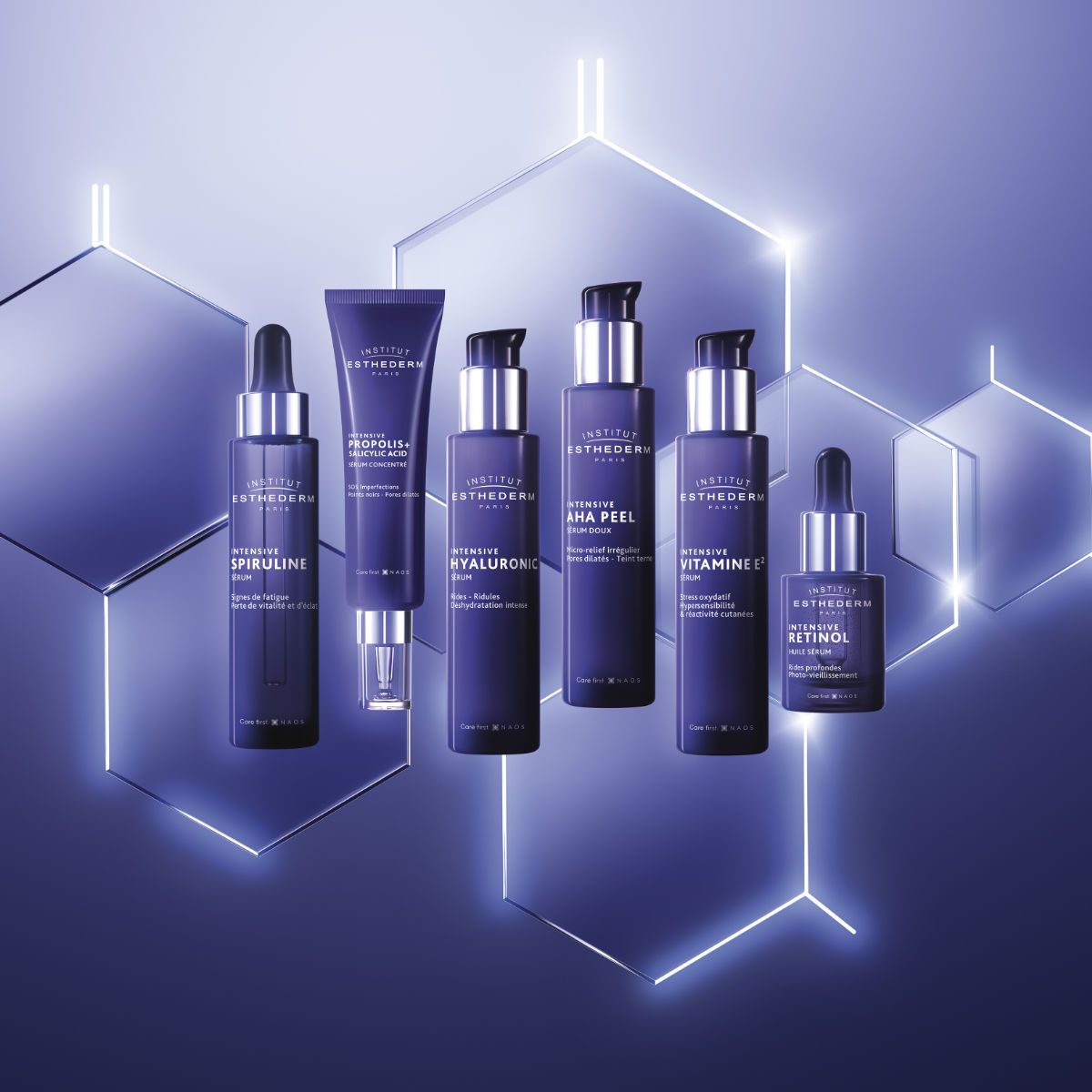 Produits de soin Esthederm sur fond violet lumineux.