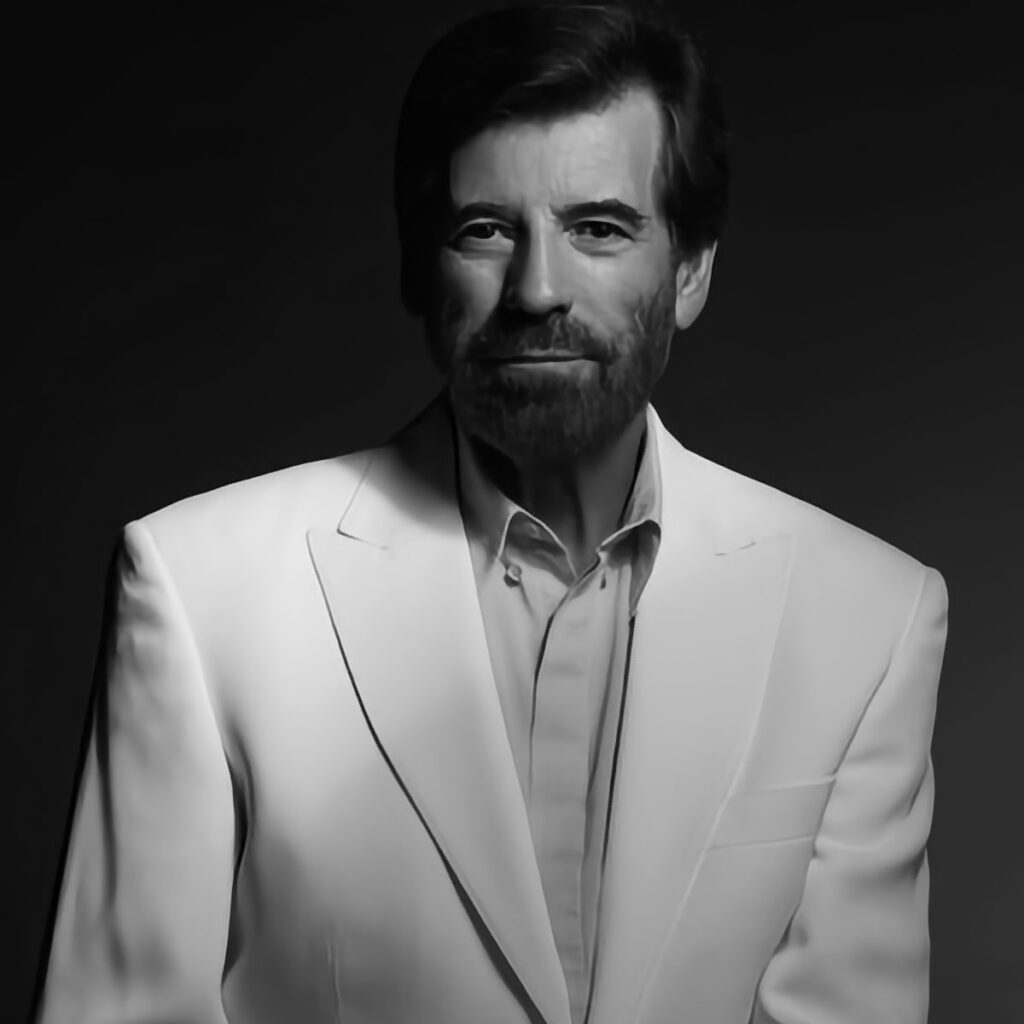 Homme en costume blanc sur fond noir