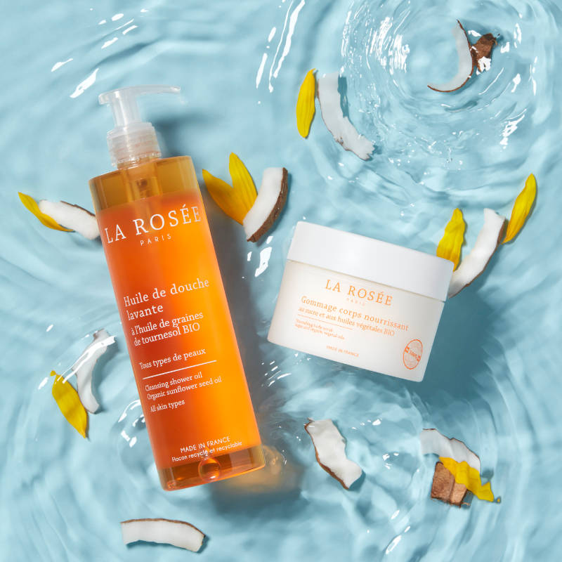Produits La Rosée sur fond aquatique avec pétales.