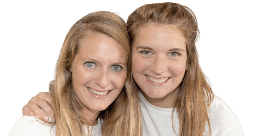 Deux femmes souriantes posent ensemble