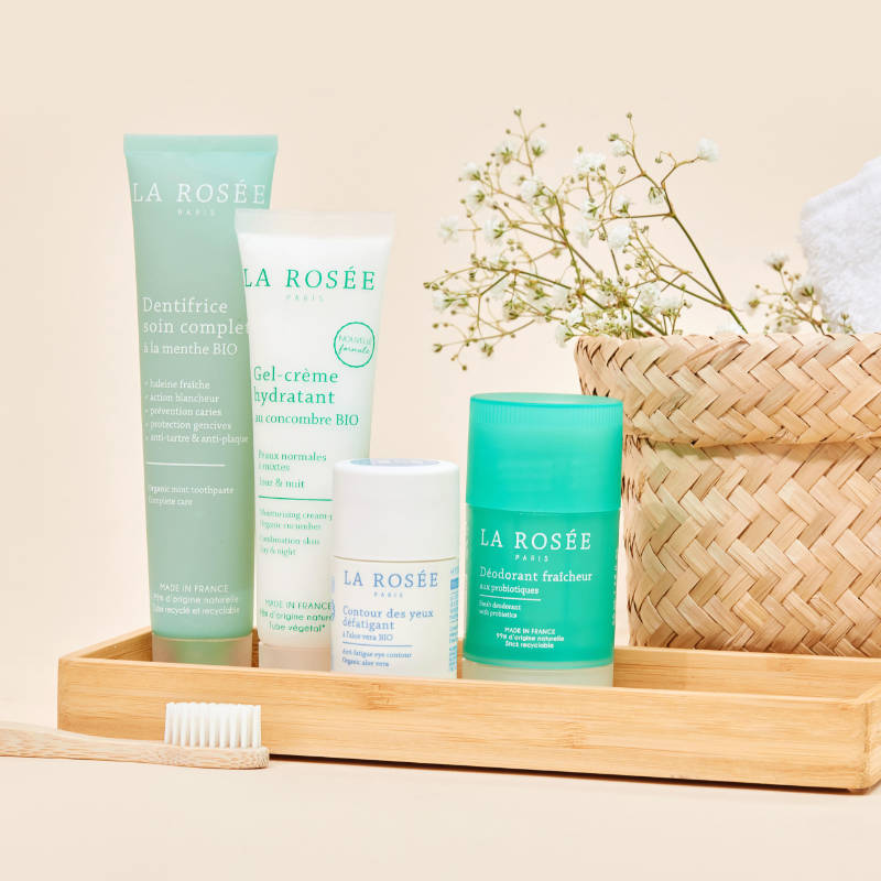 Produits de soin La Rosée sur un plateau.