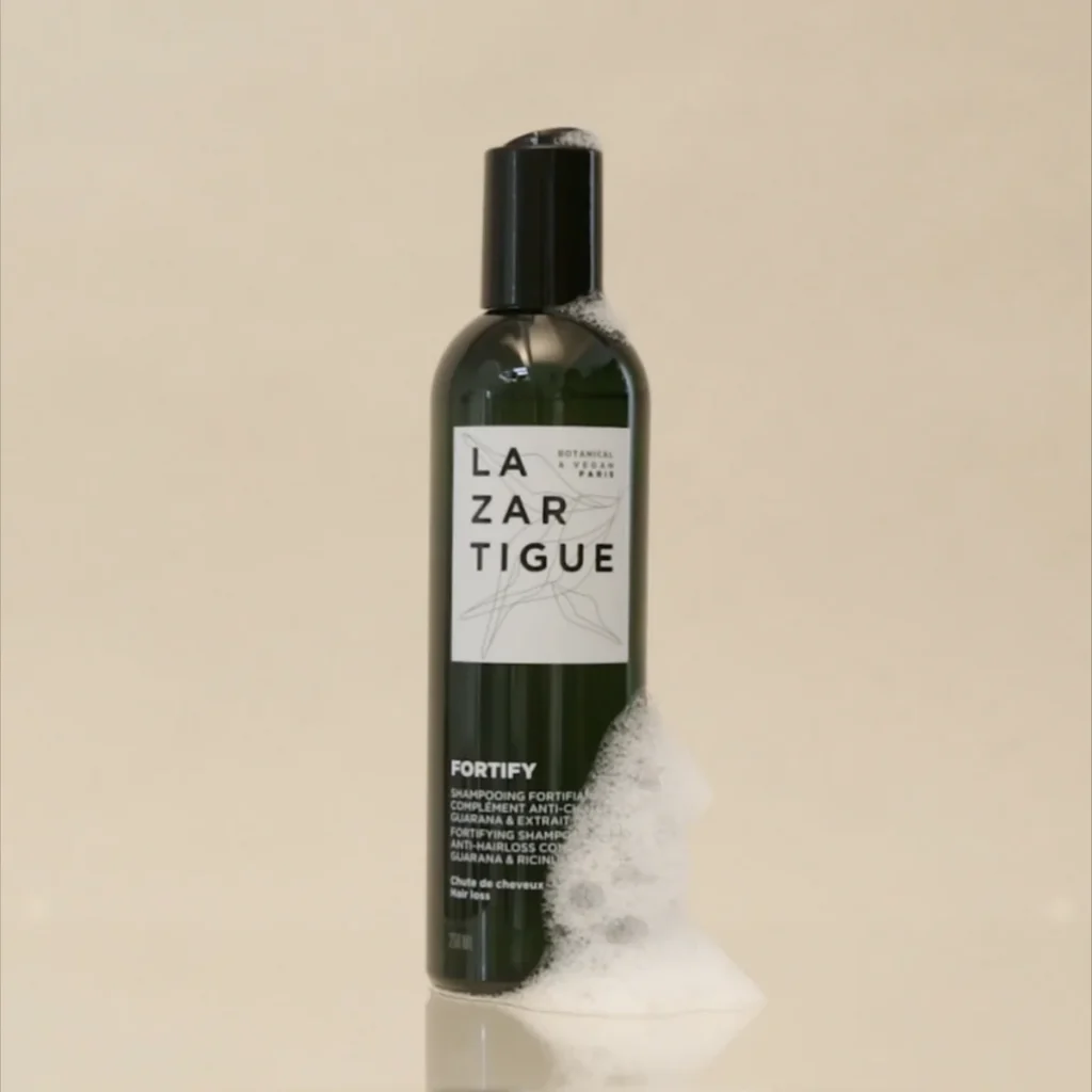 Shampooing fortifiant Lazartigue avec mousse.