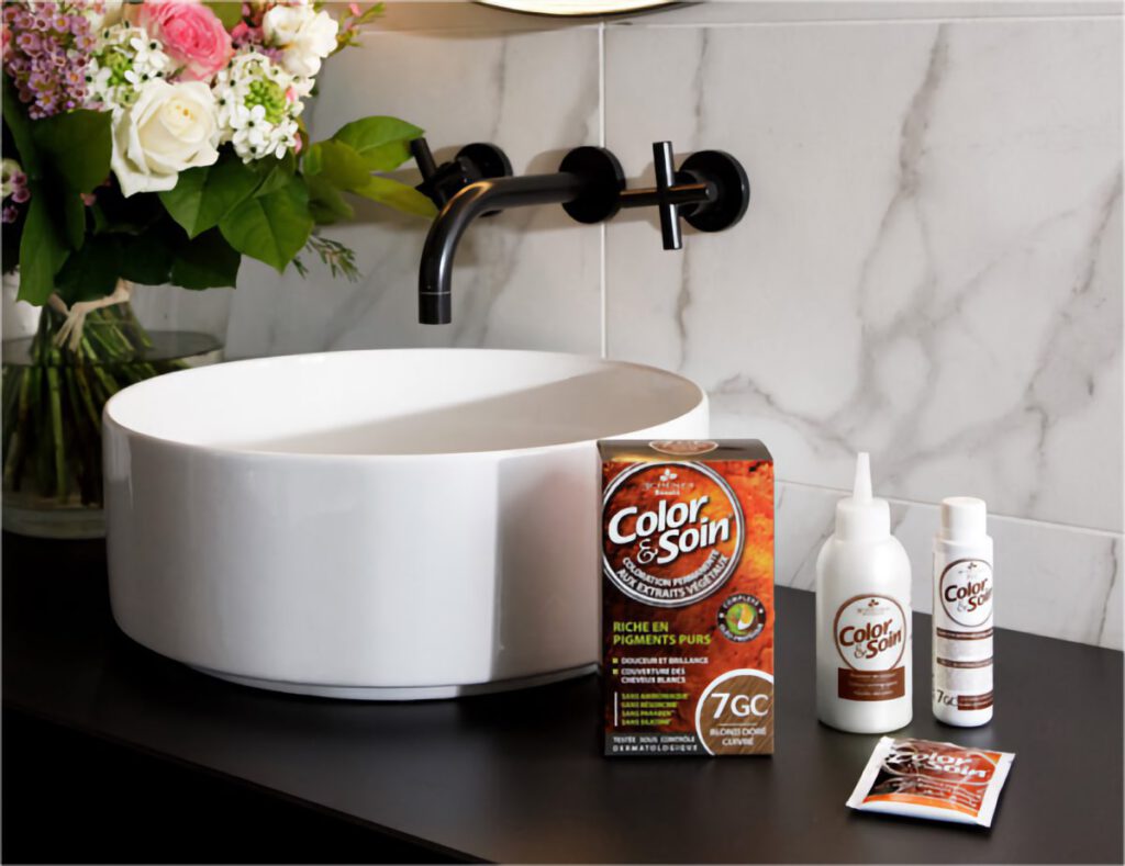 Produits de coloration capillaire sur lavabo moderne.